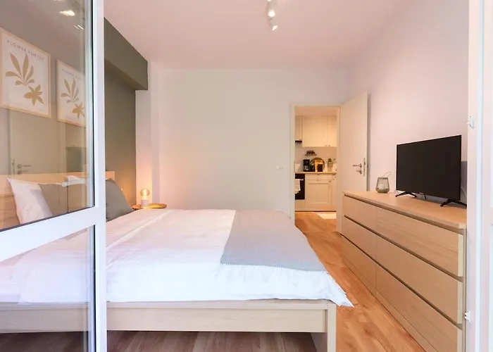 Charming & 1br Ap 2 Balconies -old Town Bucharest