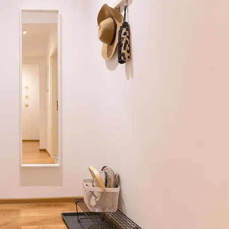 Charming & 1br Ap 2 Balconies -old Town 아파트 *